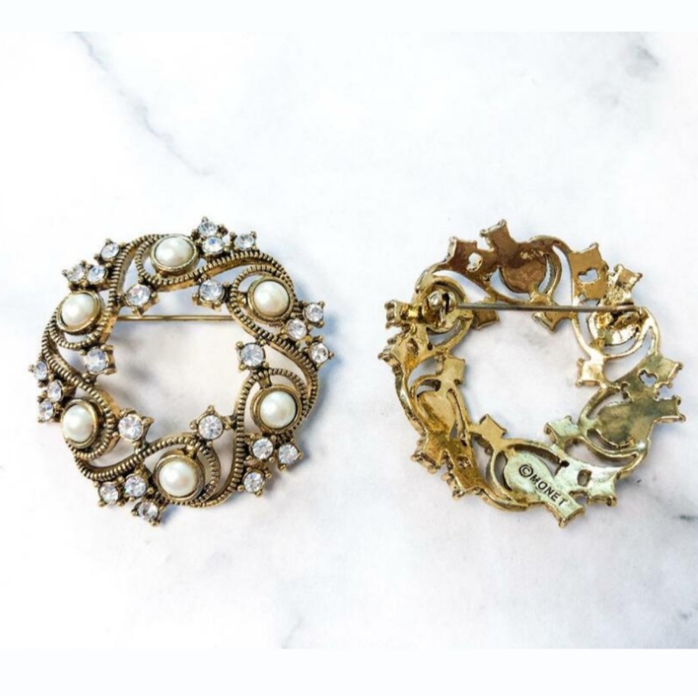 ‼️SOLD OUT‼️-20%🔻VINTAGE SIGNED MONET PEARL CRYSTAL GOLD TONE SWIRL BROOCH - Picture 2 of 2